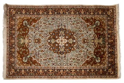null PENJAB silk carpet (India), mid 20th century
Dimensions : 180 x 125cm.
Technical...