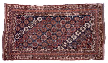 null KASHGAI carpet (Persia), end of the 19th century
Dimensions : 245 x 150cm.
Technical...