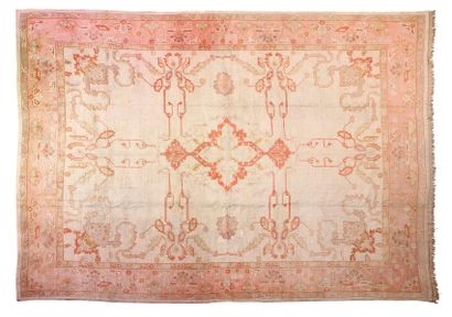 null Important and magnificent OUCHAK carpet (Asia Minor), end of the 19th century
Dimensions...