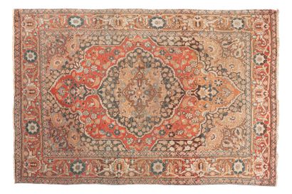 null TABRIZ carpet (Persia), 1st third 20th century
Dimensions : 165 x 115cm.
Technical...