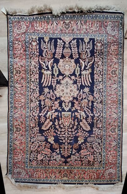 null India - About 1975/80
Silk Kashmir carpet 
Dimensions. 186 x 123 cm
Silk velvet...