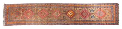 null KURDISH gallery carpet (Persia), early 20th century
Dimensions : 472 x 98cm.
Technical...