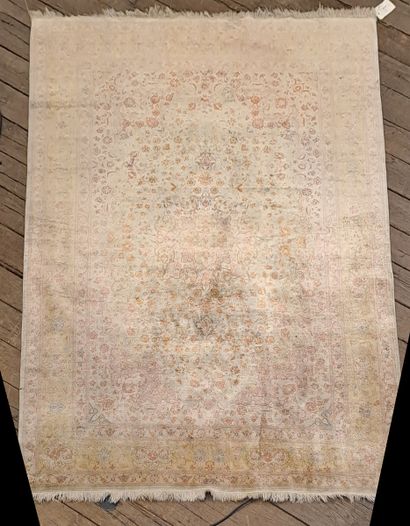 null Iran - About 1975/80
Fine Ghoum carpet in silk signed 
Density. About 11/12000...
