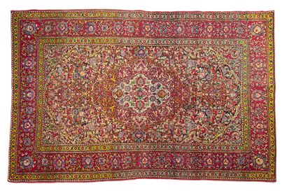 null ISPAHAN carpet (Persia), late 19th century.
Dimensions : 200 x 140cm.
Technical...