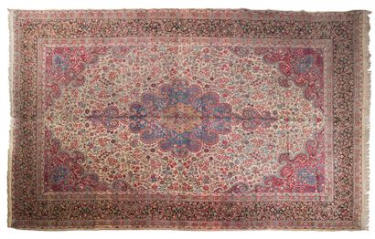 null Very important KIRMAN carpet (Persia), early 20th century
Dimensions : 670 x...