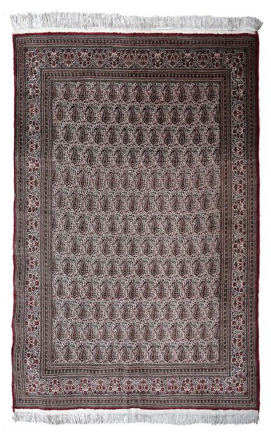null LAHORE silk carpet (India), mid 20th century
Dimensions : 204 x 148cm.
Technical...