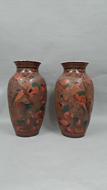 null JAPON - XXe siècle

Paire de vases en porcelaine et émaux cloisonnés (jiki shippo)...