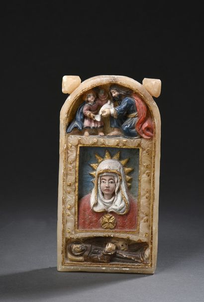 null Bas-relief en albâtre sculpté représentant, au centre,la Vierge en buste, le...