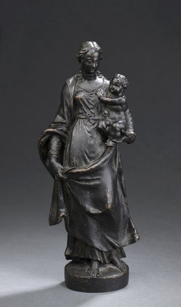 Vierge à l'Enfant en bronze à patine noire....