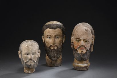 Trois têtes de sculptures de procession,...