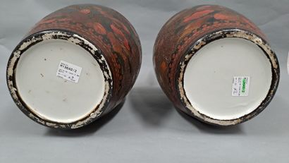 null JAPON - XXe siècle

Paire de vases en porcelaine et émaux cloisonnés (jiki shippo)...