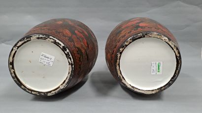 null JAPON - XXe siècle

Paire de vases en porcelaine et émaux cloisonnés (jiki shippo)...