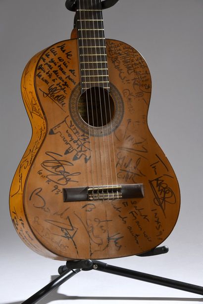 null RAIMUNDO & HOUSE

Two guitars bearing the signatures of multiple artists such...