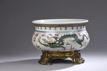 null CHINE - Epoque KANGXI (1662 - 1722)

Brûle-parfum de forme ronde en porcelaine...