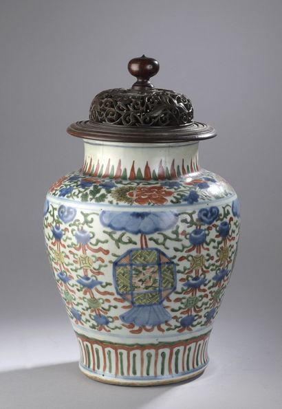 null CHINA - Transition period, 17th century

Covered baluster vase decorated in...