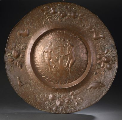 null Important offering dish in embossed, engraved and stamped copper. Bottom decorated...
