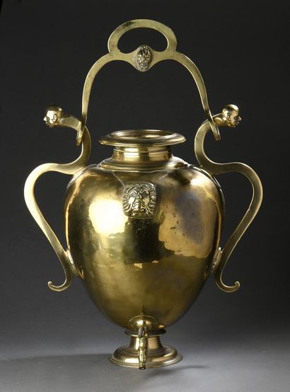 null Fontaine de table en bronze et laiton doré de forme ovoïdereposant sur un piédouche....