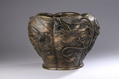 null JAPAN - MEIJI period (1868 - 1912)

Bowl of poly-lobed form in bronze with brown...