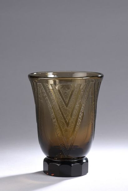 null DAUM - NANCY 

Horned vase on thick heel with cut sides. Proof in smoked glass...