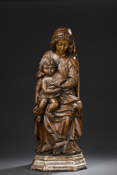 Vierge à l'Enfant en noyer sculpté, dos ébauché....