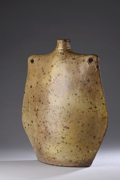 null Gustave TIFFOCHE (1930 - 2011)

Large stoneware gourd with a flattened ovoid...