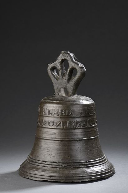 null Bronze bell with body outlined with fillets bearing an inscription on two registers...