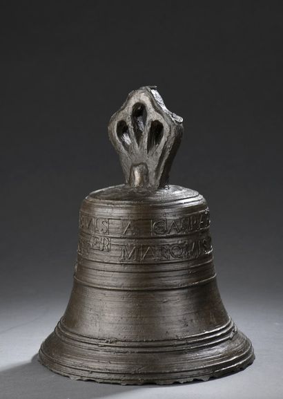 null Bronze bell with body outlined with fillets bearing an inscription on two registers...