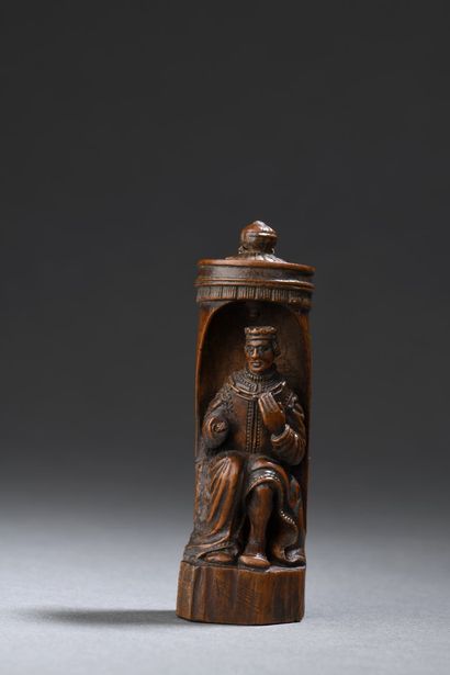 null Pion d'échecs en buis sculpté représentant un roi assis sous un dais. 

XVII/XVIIIe...