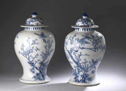 null CHINE - Début XXe siècle

Paire de potiches couvertes en porcelaine décorée...