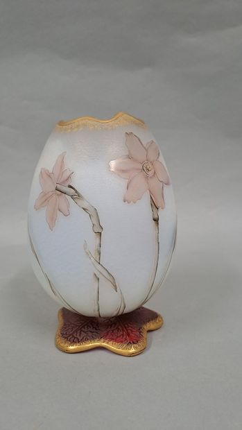DAUM - NANCY 

Ovoid vase with polylobed...