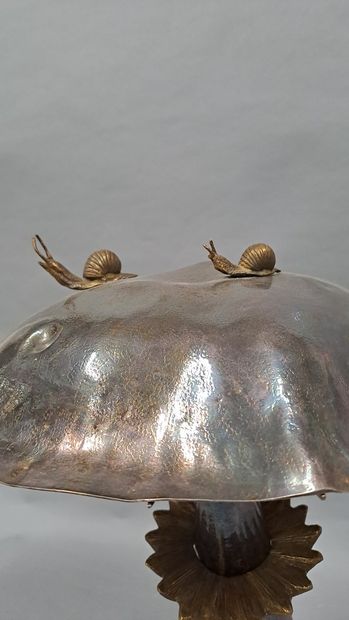 null TRAVAIL FRANCAIS 

Lampe de table « Champignons et escargots » en métal argenté...