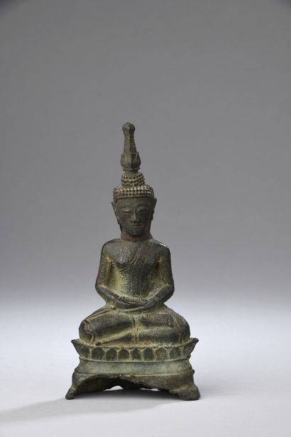 null LAOS - XVIIe/XVIIIe siècle

Statuette de bouddha en bronze assis en padmasana...