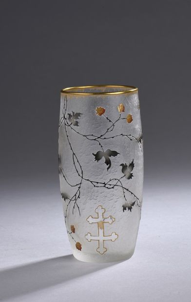 null DAUM - NANCY 

White glass obusal vase decorated with vine leaves and cross...
