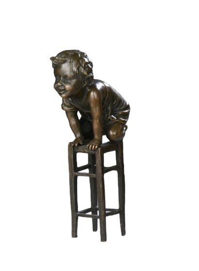 null Juan CLARA (d'après)	

« Enfant sur un tabouret ». 

Épreuve en bronze à patine...