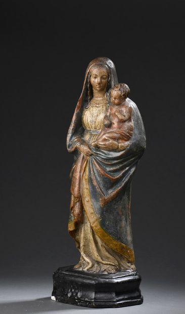 null Vierge à l'Enfant en terre cuite polychromée. Debout la Vierge porte l'Enfant...