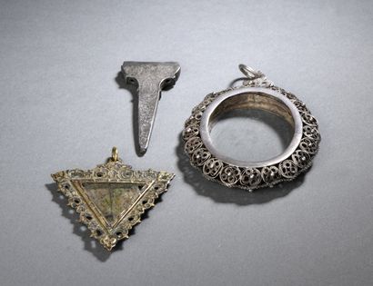 null Lot composed of :

- A bronze pendant of triangular shape

Spain, XVIIth century

Height:...