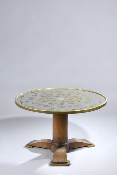 null Jules LELEU (1883 - 1961) 	

Table basse à plateau circulaire en dalle de verre...
