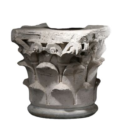 Important capital in sculpted limestone decorated...