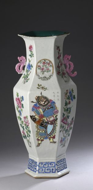 null CHINE - XIXe siècle

Paire de vases hexagonaux en porcelaine émaillée polychrome...