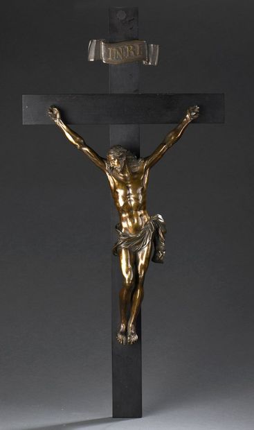 Crucifix avec Christ en bronze à patine translucide,...