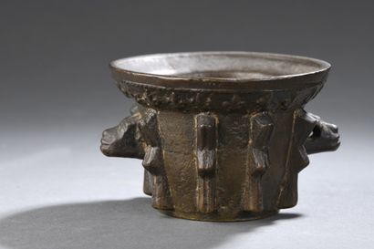 null Mortar in bronze. Body with eight wings and two holds with stylized lion heads,...
