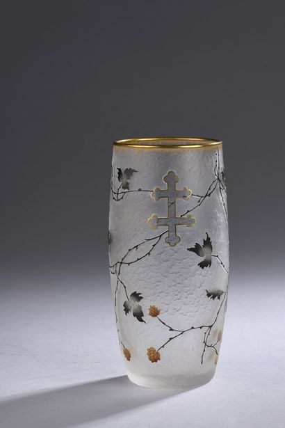 null DAUM - NANCY 

White glass obusal vase decorated with vine leaves and cross...