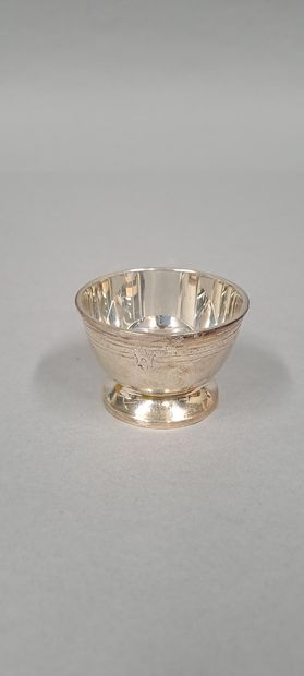 null Tea strainer and rest forming a drip tray in silver plated metal. English work.
Diameter:...