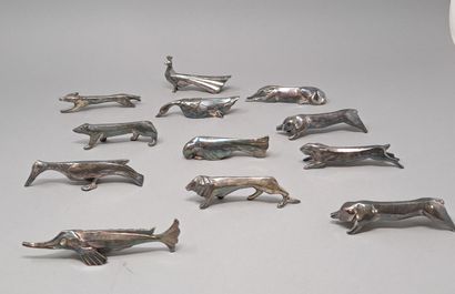 null GALLIA, Vers 1930 
Suite de douze porte-couteaux animaliers en métal argenté...
