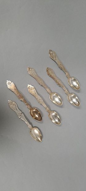 null Six silver spoons (800), the handle violonné with floral decoration.

Weight...