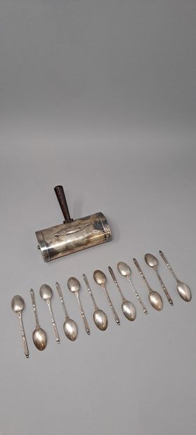 null Set in silver plated metal :
- twelve small mocha spoons, the handle in Russian...