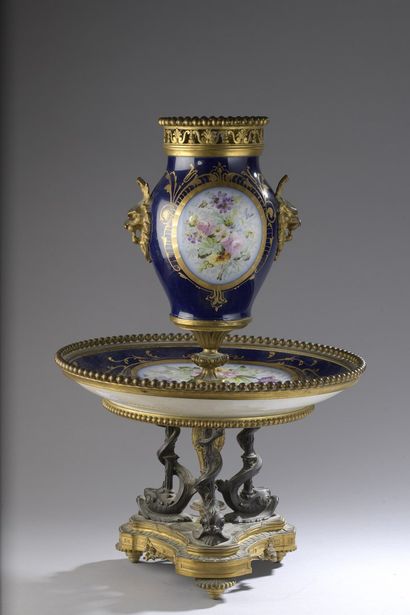 null Paris, late 19th century, Surtout de table en porcelaine polychrome composed...