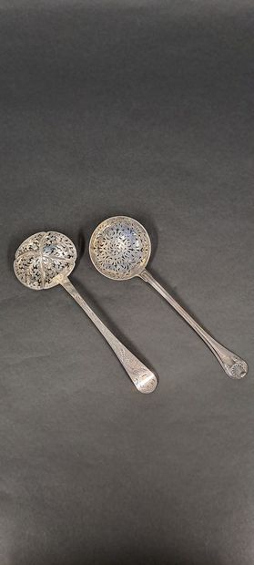 null Set of two 925 silver sprinklers with shell and foliage design
Marked: Minerve
Weight:...