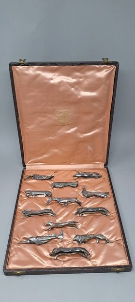 null GALLIA, Vers 1930 
Suite de douze porte-couteaux animaliers en métal argenté...