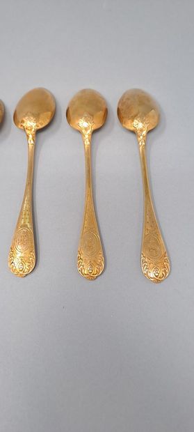 null Six small dessert spoons in vermeil with guilloche decoration of foliage.
Weight:...